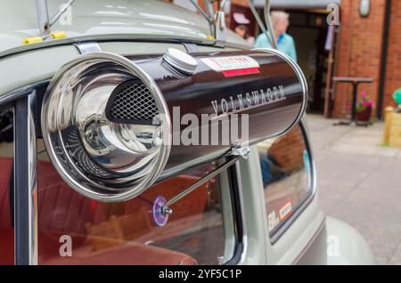 Carryduff County Down Northern Ireland 21 septembre 2024 - refroidisseur de voiture Firestone monté sur la fenêtre latérale d'une Volkswagen Beetle Banque D'Images