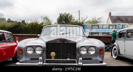 Carryduff County en Irlande du Nord 21 septembre 2024 - Silver Rolls Royce à un salon de charité montrant la calandre avant et le badge AA Banque D'Images