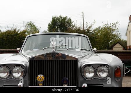 Carryduff County en Irlande du Nord 21 septembre 2024 - Silver Rolls Royce à un salon de charité montrant la calandre avant et le badge AA Banque D'Images