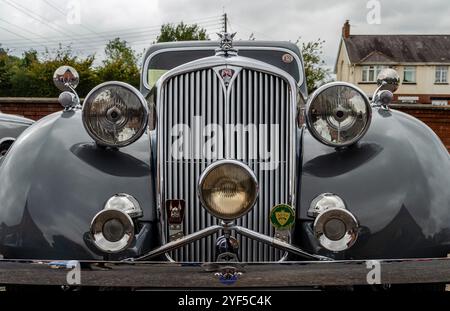 Carryduff County Down Northern Ireland 21 septembre 2024 - Vintage Rover 16 vue avant avec phares et spots Banque D'Images