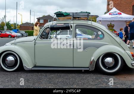 Carryduff County Down Northern Ireland 21 septembre 2024 - Volkswagen Beetle deux tons avec refroidisseur d'air Firestone monté sur le côté passager Banque D'Images