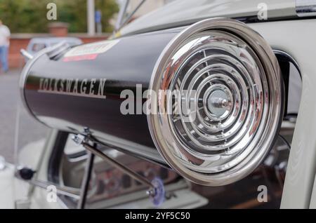 Carryduff County Down Northern Ireland 21 septembre 2024 - refroidisseur de voiture Firestone monté sur la fenêtre latérale d'une Volkswagen Beetle Banque D'Images