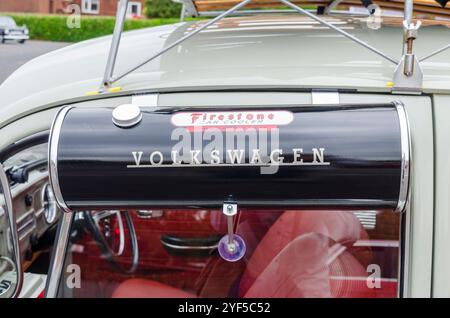 Carryduff County Down Northern Ireland 21 septembre 2024 - refroidisseur de voiture Firestone monté sur la fenêtre latérale d'une Volkswagen Beetle Banque D'Images