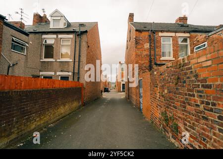 Poubelles à roues à l'extérieur des portes d'entrée dans la banlieue de Londres, royaume-uni - 2 mai 2023. Photo de haute qualité Banque D'Images