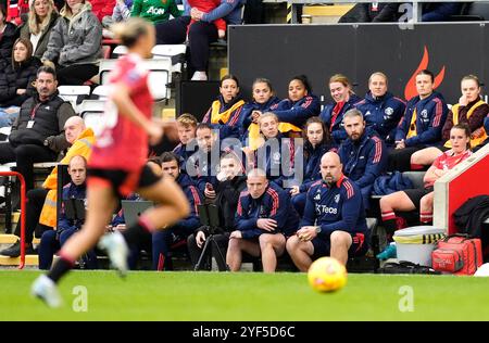 Marc Skinner, entraîneur de Manchester United (au centre) sur le banc alors qu'Ella Toone (à droite) est remplacée lors du match de Super League féminine des Barclays à Leigh Sports Village, Manchester. Date de la photo : dimanche 3 novembre 2024. Banque D'Images