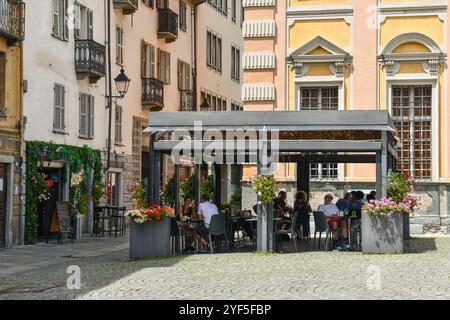 Un café en plein air devant le palais municipal de l'Hôtel des Etats, sur la Piazza Chanoux, la place principale de la ville alpine, Aoste, Vallée d'Aoste, Italie Banque D'Images