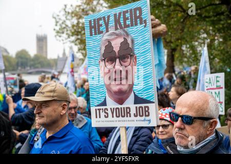 Londres, Royaume-Uni. 3 novembre 2024. Les gens participent à la Marche pour l'eau potable, un événement unique organisé par River action pour adresser une pétition au gouvernement pour l'eau potable dans tout le Royaume-Uni. Les participants marchent de Albert Embankment à un rassemblement sur la place du Parlement. Credit : Stephen Chung / Alamy Live News Banque D'Images