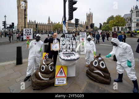 Londres, Royaume-Uni. 3 novembre 2024. Les gens sur la place du Parlement avec une manifestation contre les compagnies d'eau lors de la Marche pour l'eau potable, un événement unique organisé par River action pour pétition au gouvernement pour l'eau potable dans tout le Royaume-Uni. Les participants marchent de Albert Embankment à un rassemblement sur la place du Parlement. Credit : Stephen Chung / Alamy Live News Banque D'Images