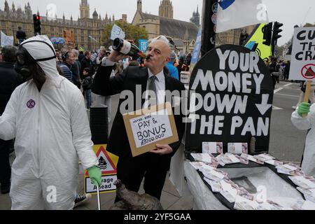 Londres, Angleterre, Royaume-Uni. 3 novembre 2024. Les partisans de River action UK se rassemblent pour manifester en faveur des initiatives en faveur de l'eau potable, appelant à une plus grande protection et restauration des rivières à travers le Royaume-Uni. La manifestation met en lumière les préoccupations concernant la pollution et préconise des réglementations plus strictes pour empêcher les eaux usées, les eaux de ruissellement agricoles et industrielles de contaminer les cours d'eau. Les participants, y compris les militants écologistes et les groupes communautaires, exhortent le gouvernement à prendre des mesures pour protéger la santé publique et les écosystèmes. Crédit : ZUMA Press, Inc/Alamy Live News crédit : ZUMA Press, Inc/Alamy Live News Banque D'Images