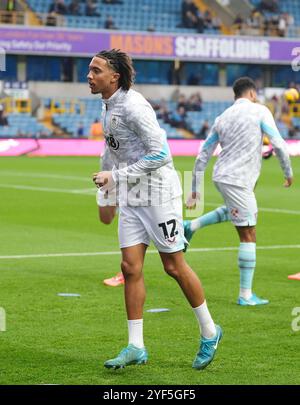 Bashir Humphreys de Burnley lors de l’échauffement de leur équipe avant le match du Sky Bet Championship au Den, Londres. Date de la photo : dimanche 3 novembre 2024. Banque D'Images