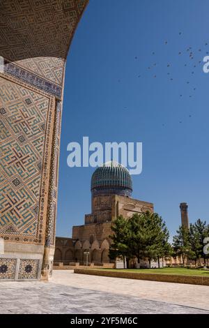 Vue sur le jardin et la mosquée Bibi Khanum Banque D'Images