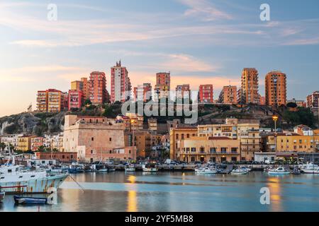 Porto Empedocle, Sicile, Italie au crépuscule. Banque D'Images