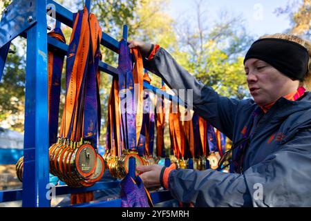 New York, États-Unis. 03 Nov, 2024. La bénévole Danielle Couture-Craft prépare des médailles à l’arrivée du NYRR TCS New York City Marathon 2024 à New York le dimanche 3 novembre 2024. Plus de 50 000 coureurs de New York et du monde entier courent à travers les cinq arrondissements sur un parcours qui serpente depuis le pont de Verrazano avant de franchir la ligne d'arrivée par Tavern on the Green à Central Park. Photo de Corey Sipkin/UPI crédit : UPI/Alamy Live News Banque D'Images