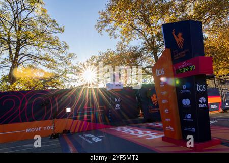 New York, États-Unis. 03 Nov, 2024. Le soleil se lève sur la ligne d'arrivée du NYRR TCS New York City Marathon 2024 à New York le dimanche 3 novembre 2024. Plus de 50 000 coureurs de New York et du monde entier courent à travers les cinq arrondissements sur un parcours qui serpente depuis le pont de Verrazano avant de franchir la ligne d'arrivée par Tavern on the Green à Central Park. Photo de Corey Sipkin/UPI crédit : UPI/Alamy Live News Banque D'Images