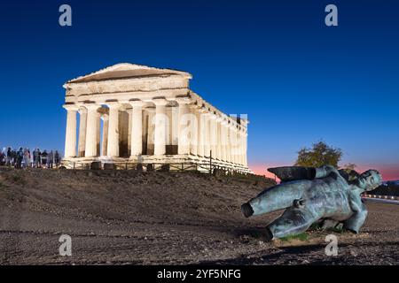 AGRIGENTO, ITALIE - 31 OCTOBRE 2022 : Temple de Concordia dans la nuit. Banque D'Images