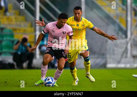 Federico Di Francesco (Palerme F.C.) en action contre Alessio Vita (A.S. Cittadella 1973) lors du match Italien Serie BKT opposant Palermo F.C. vs A.S. Cittadella 1973 le 3 novembre 2024 au stade Renzo Barbera de Palerme, Italie Banque D'Images