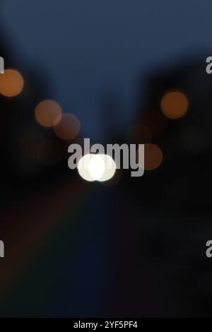 Flou, effet bokeh, photographie d'une rue de ville la nuit, avec des lumières vives. Banque D'Images