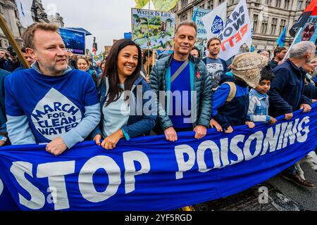 Londres, Royaume-Uni. 3 novembre 2024. La Marche pour l'eau potable entre sur la place du Parlement - extinction Rebellion Rebellion Rejoignez une coalition de River action, Greenpeace & Surfers contre les eaux usées et des personnalités telles que Chris Packham (photo) dans une manifestation pacifique, exigeant de l'eau potable et une véritable responsabilité. Ils soulignent que « le Royaume-Uni est le seul pays au monde à disposer d'un système d'approvisionnement en eau entièrement privatisé, alors que nous sommes confrontés à 1 000 décharges d'eaux usées illégales et que les entreprises ont récolté 78 milliards de livres sterling de profits ». Crédit : Guy Bell/Alamy Live News Banque D'Images