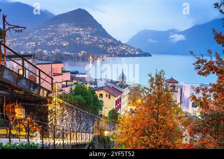 Lugano, Suisse paysage urbain avec Monte Bre sur le lac de Lugano la nuit. Banque D'Images