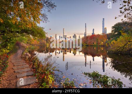 Central Park à New York au crépuscule sur le lac en automne. Banque D'Images