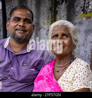 Portrait d'une mère âgée avec son fils, Ahmedabad, Gujarat, Inde Banque D'Images
