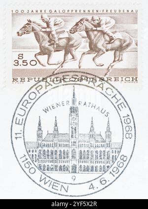 Timbre-poste oblitéré imprimé par l'Autriche, qui montre Horses Galloping, vers 1968. Banque D'Images