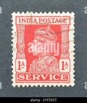 Timbre-poste imprimé par l'Inde, qui montre le portrait du roi George VI portant la couronne impériale de l'Inde, vers 1939. Banque D'Images