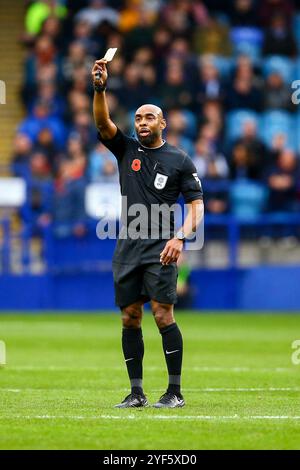 Hillsborough Stadium, Sheffield, Angleterre - 2 novembre 2024 L'arbitre Sam Allison montre le carton jaune - pendant le match Sheffield mercredi v Watford, EFL Championship, 2024/25, Hillsborough Stadium, Sheffield, Angleterre - 2 novembre 2024 crédit : Arthur Haigh/WhiteRosePhotos/Alamy Live News Banque D'Images