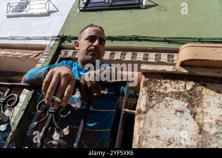 Utiel, Espagne. 01 novembre 2024. Un homme a vu fumer une cigarette alors qu'il faisait une pause dans les efforts de nettoyage à Utiel après les inondations dans la région de Valence. L'Espagne a connu sa pire catastrophe d'inondations de l'histoire récente, avec la zone autour de la ville de Valence particulièrement touchée. Au moins 202 personnes y sont mortes. (Photo de Francis Gonzalez/SOPA images/SIPA USA) crédit : SIPA USA/Alamy Live News Banque D'Images