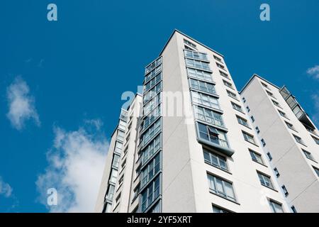 Newcastle UK : 8 juin 2024 : appartements de la tour résidentielle blocs Elswick, Cruddas Park près de scotswood par un jour de ciel bleu ensoleillé Banque D'Images