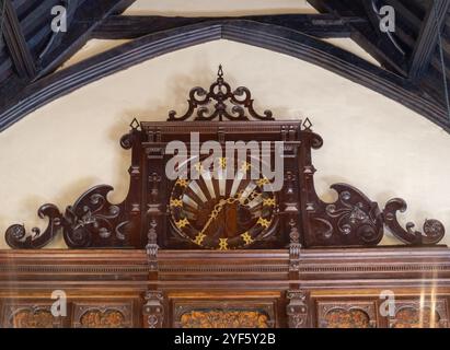 Gros plan de l'écran d'horloge en bois magnifiquement sculpté par Inigo Jones dans Lincoln's Inn Old Hall. Banque D'Images