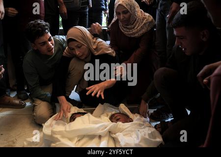 Gaza, Gaza, Palestine. 3 novembre 2024. Des blessés et des martyrs ont été transférés à l’hôpital de Nasser, à la suite d’un bombardement israélien qui a visé un groupe de citoyens, entraînant le martyre de 8 Palestiniens dans la ville de Khan Yunis, au sud de la bande de Gaza, le 3 novembre 2024. (Crédit image : © Saher Alghorra/ZUMA Press Wire) USAGE ÉDITORIAL SEULEMENT! Non destiné à UN USAGE commercial ! Crédit : ZUMA Press, Inc/Alamy Live News Banque D'Images