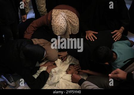 Gaza, Gaza, Palestine. 3 novembre 2024. Des blessés et des martyrs ont été transférés à l’hôpital de Nasser, à la suite d’un bombardement israélien qui a visé un groupe de citoyens, entraînant le martyre de 8 Palestiniens dans la ville de Khan Yunis, au sud de la bande de Gaza, le 3 novembre 2024. (Crédit image : © Saher Alghorra/ZUMA Press Wire) USAGE ÉDITORIAL SEULEMENT! Non destiné à UN USAGE commercial ! Crédit : ZUMA Press, Inc/Alamy Live News Banque D'Images