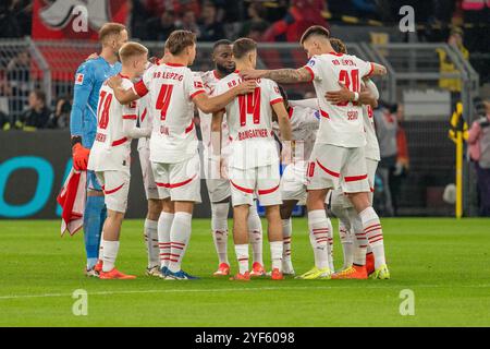 Die Mannschaft von RB Leipzig vor dem Spiel, GER BVB Borussia Dortmund 09 vs. RB Leipzig, Fussball, Bundesliga, Spieltag 9, saison 2024/2025, 02.11.2024 LA RÉGLEMENTATION DFB/DFL INTERDIT TOUTE UTILISATION DE PHOTOGRAPHIES COMME SÉQUENCES D'IMAGES ET/OU QUASI-VIDÉO, FOTO : EIBNER-PRESSEFOTO/FABIAN FRIESE Banque D'Images