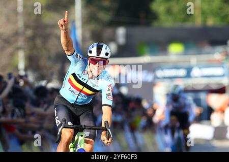 Pontevedra, Espagne. 03 Nov, 2024. Le belge Thibau Nys célèbre sa victoire dans la course Elite masculine aux Championnats d'Europe de cyclocross cyclisme à Pontevedra, Espagne, dimanche 03 novembre 2024. BELGA PHOTO DAVID PINTENS crédit : Belga News Agency/Alamy Live News Banque D'Images