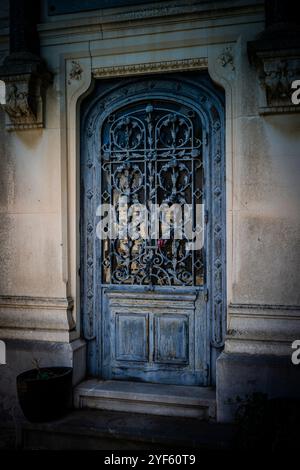 Une crypte familiale au cimetière Vieux, Béziers, département de l'Hérault en Occitanie, France. Banque D'Images