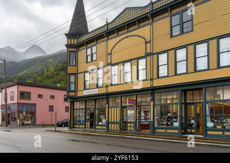 Skagway, Alaska, États-Unis - 23 septembre 2024 : extérieur d'une boutique de souvenirs dans la ville de Skagway, en Alaska, ruée vers l'or du Klondike. Banque D'Images