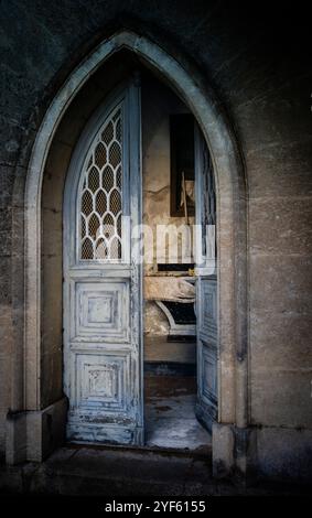 Une crypte familiale au cimetière Vieux, Béziers, département de l'Hérault en Occitanie, France. Banque D'Images