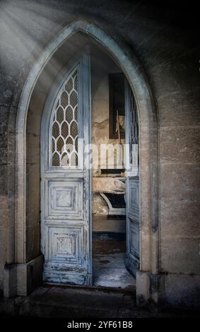 Une crypte familiale au cimetière Vieux, Béziers, département de l'Hérault en Occitanie, France. Banque D'Images