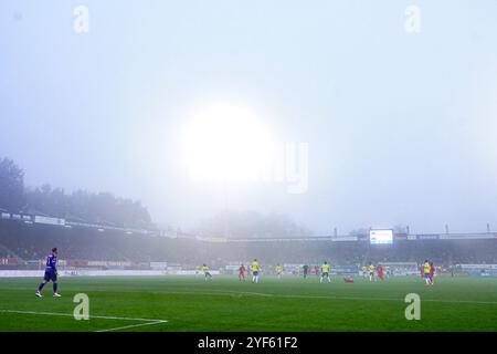 Waalwijk, pays-Bas. 03 Nov, 2024. WAALWIJK, PAYS-BAS - 3 NOVEMBRE : brouillard bas pendant le match néerlandais Eredivisie entre le RKC Waalwijk et l'Almere City FC au Mandemakers Stadion le 3 novembre 2024 à Waalwijk, pays-Bas. (Photo de Joris Verwijst/Orange Pictures) crédit : Orange pics BV/Alamy Live News Banque D'Images