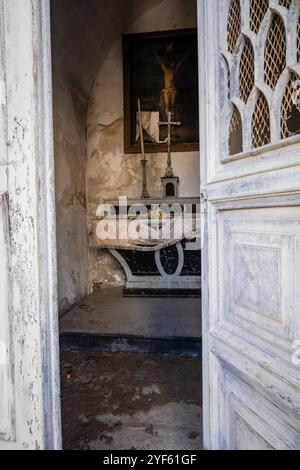 Une crypte familiale au cimetière Vieux, Béziers, département de l'Hérault en Occitanie, France. Banque D'Images