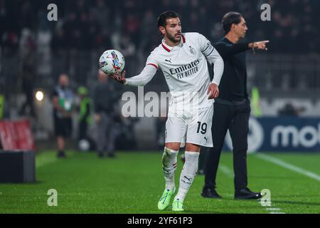 Theo Hernandez de l'AC Milan vu en action lors du match de football Serie A 2024/25 entre l'AC Monza et l'AC Milan au U-Power Stadium. AC Monza 0:1 AC Milan Banque D'Images