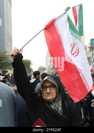 Téhéran, Iran. 3 novembre 2024. Les gens assistent à un rassemblement à Téhéran, Iran, le 3 novembre 2024. Les Iraniens sont descendus dans les rues dimanche, organisant une marche vers les locaux de l'ancienne ambassade américaine, scandant des slogans contre les États-Unis et Israël. POUR ALLER AVEC "le commandant iranien haut blâme les États-Unis pour le "terrorisme, les divisions dans le monde musulman" crédit : Shadati/Xinhua/Alamy Live News Banque D'Images