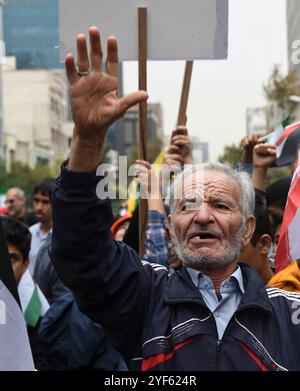 Téhéran, Iran. 3 novembre 2024. Les gens assistent à un rassemblement à Téhéran, Iran, le 3 novembre 2024. Les Iraniens sont descendus dans les rues dimanche, organisant une marche vers les locaux de l'ancienne ambassade américaine, scandant des slogans contre les États-Unis et Israël. POUR ALLER AVEC "le commandant iranien haut blâme les États-Unis pour le "terrorisme, les divisions dans le monde musulman" crédit : Shadati/Xinhua/Alamy Live News Banque D'Images