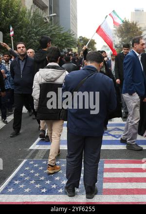 Téhéran, Iran. 3 novembre 2024. Les gens assistent à un rassemblement à Téhéran, Iran, le 3 novembre 2024. Les Iraniens sont descendus dans les rues dimanche, organisant une marche vers les locaux de l'ancienne ambassade américaine, scandant des slogans contre les États-Unis et Israël. POUR ALLER AVEC "le commandant iranien haut blâme les États-Unis pour le "terrorisme, les divisions dans le monde musulman" crédit : Shadati/Xinhua/Alamy Live News Banque D'Images