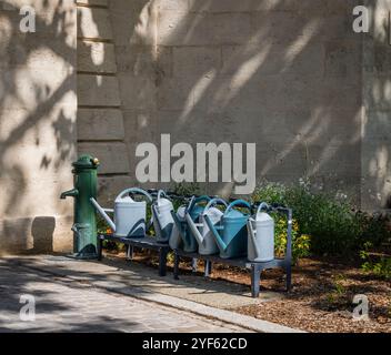 Arrosoirs à l'entrée du cimetière Vieux, Béziers, département de l'Hérault dans la région Occitanie, France. Banque D'Images