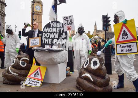 Londres, Royaume-Uni. 3 novembre 2024. Manifestants sur la place du Parlement alors que des milliers de personnes prennent part à la marche pour l'eau potable, appelant le gouvernement à agir sur l'eau potable et à mettre fin au déversement des eaux usées dans les eaux britanniques. Crédit : Vuk Valcic/Alamy Live News Banque D'Images