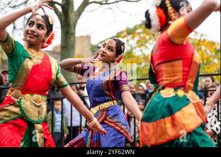 Édimbourg, Royaume-Uni. 03 Nov, 2024. Des artistes indiens participent à la dixième célébration de Diwali à Édimbourg. Le festival est le plus grand événement public de Diwali dans le pays, qui célèbre le triomphe de la lumière sur les ténèbres dans le monde entier. Crédit : Euan Cherry/Alamy Live News Banque D'Images