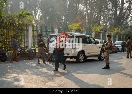 Un client cachemiri passe devant des soldats paramilitaires indiens sur le site de l'explosion de grenades sur le plus grand marché bondé du Cachemire à Srinagar. Un militant présumé a lancé une grenade dans le plus grand marché bondé du Cachemire, animé par des acheteurs dans la grande ville de la région contestée de l'Himalaya, blessant au moins une douzaine de personnes, ont rapporté dimanche la police et les médias locaux. L'incident est survenu juste un jour après qu'un militant présumé a été tué dans une fusillade d'une journée à Srinagar, un événement rare dans la ville avec une sécurité étroite. Banque D'Images