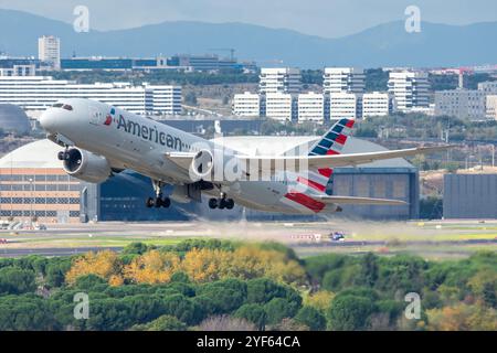 Aéroport de Madrid Barajas. Décollage d'un Boeing 787 d'American Airlines. Banque D'Images